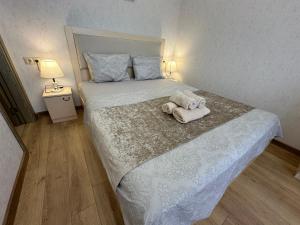 1 dormitorio con 1 cama con toallas en SeaGate en Batumi