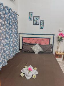 Postel nebo postele na pokoji v ubytování Shree K.B Guest House