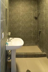 y baño con lavabo y ducha. en Hotel CARLEONE en Batumi