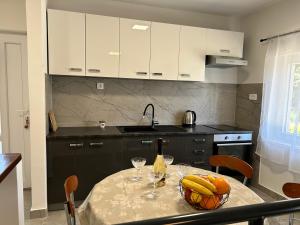 Кухня или мини-кухня в Apartments Branko
