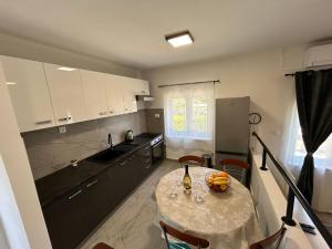 Кухня или мини-кухня в Apartments Branko
