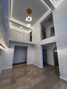a large lobby with a staircase and a ceiling at Double Studio A305 StayInn by Cosmopolis in Ştefăneştii de Jos +6 photos