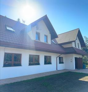 Biały dom z brązowym dachem w obiekcie Base Camp Pieniny w mieście Niedzica