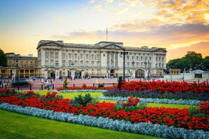 un edificio con un jardín de flores delante de él en Selfridges Parkside Haven - 2 Bedroom Apartment, en Londres