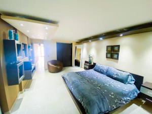 1 dormitorio grande con 1 cama grande y bañera en Blue Paradise - - Fajardo, PR, en Fajardo