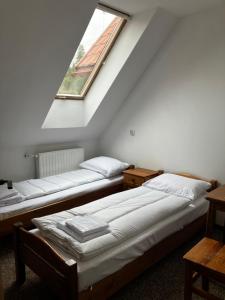 Duas camas num quarto com uma janela em Base Camp Pieniny em Niedzica
