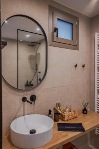 a bathroom with a large mirror and a tub at 1050 Mountain Living in Pávliani