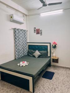 Postel nebo postele na pokoji v ubytování Shree K.B Guest House