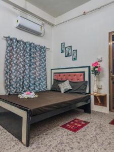 Postel nebo postele na pokoji v ubytování Shree K.B Guest House