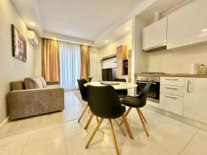 a kitchen with a table and chairs in a room at Double Studio A305 StayInn by Cosmopolis in Ştefăneştii de Jos
