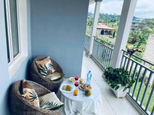a table with a plate of food on a balcony at Résidence Le Vieux Lyon Après collège père monti in Yaoundé