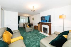 uma sala de estar com dois sofás e uma lareira em Enashipai House - Reading UK em Reading