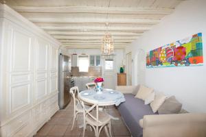 a living room with a table and a couch at Charisma House Ornos Beach Mykonos in Mýkonos City