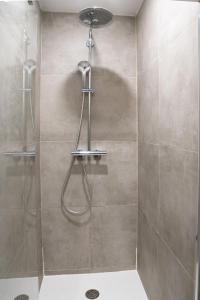 een badkamer met een douche en een glazen deur bij Chaleureux Studio 2 pers in Lyon
