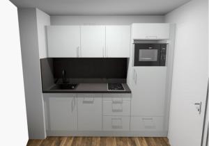 eine weiße Küche mit einer Spüle und einer Mikrowelle in der Unterkunft Ankerherz Appartements bei Blankenese in Hamburg