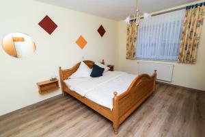 Kastanienhof Selz في سبالت: غرفة نوم بها سرير ونافذة كبيرة