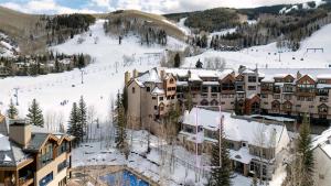 eine Luftansicht eines Resorts im Schnee in der Unterkunft Chalet Verve in Beaver Creek