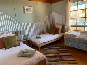 una camera con due letti e una finestra di Sheoak Lodge a Penneshaw
