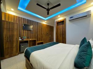 1 dormitorio con 1 cama y techo con luz azul en Hotel Vaidik Ganga , Near Parmarth Niketan en Rishīkesh