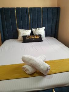 un animal de peluche está sentado en una cama en Elite stay, en Embu