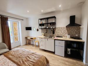 a small kitchen with a bed in a room at Gîte casa di l'Apa in Venaco