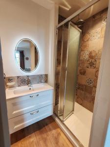 a bathroom with a shower and a sink at Gîte casa di l'Apa in Venaco