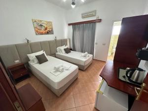 ein Hotelzimmer mit 2 Betten in einem Zimmer in der Unterkunft Oskar Hotel in Sarandë