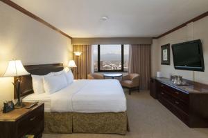 Habitación de hotel con cama y TV en Delta Hotels by Marriott San Jose Aurola, en San José
