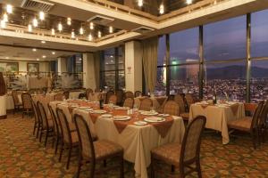 una sala de banquetes con mesas y sillas y vistas en Delta Hotels by Marriott San Jose Aurola, en San José