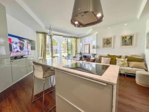 Et tv og/eller underholdning på Apartamento Andrea con piscina