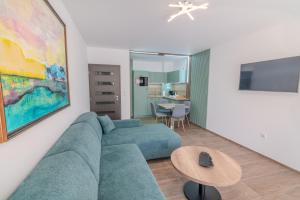 Μια τηλεόραση ή/και κέντρο ψυχαγωγίας στο Sea Twins Luxury Aparthotel - 150 m from the beach