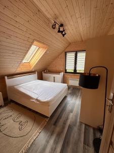 Llit o llits en una habitació de Blue Lake Villa 38 fotos més