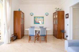 ein Esszimmer mit einem Tisch und Stühlen in der Unterkunft Residenza "il sogno di Geppino" al centro di Capri in Capri