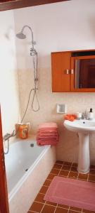 佩爾戈拉的住宿－B&B Antica Dimora，带浴缸和盥洗盆的浴室