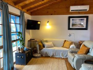 - un salon avec un canapé et une télévision dans l'établissement Sheoak Lodge, à Penneshaw