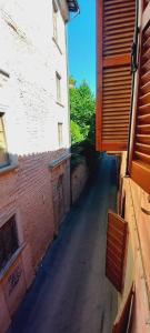 an empty alley way between two buildings with a window at B&B Antica Dimora in Pergola