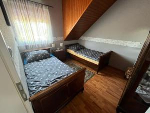 a bedroom with two beds in a room at Bedi Apartmanház in Nagykanizsa