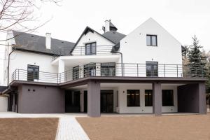 玛塔弗瑞德Avarka的一座带顶阳台的白色房子