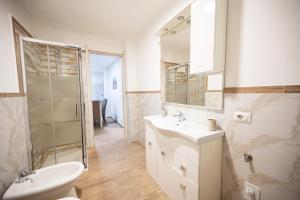 La salle de bains est pourvue d'un lavabo, d'une douche et de toilettes. dans l'établissement Red's house Torre gaia, à Rome
