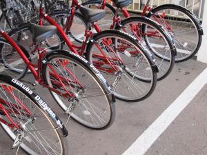 uma fila de bicicletas vermelhas estacionadas ao lado uma da outra em Tsukuba Daily Inn em Tsukuba