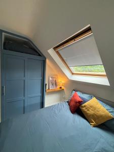 ein Schlafzimmer mit einem Bett und einem Dachfenster in der Unterkunft Lovely spacious loft close to train station in Worthing