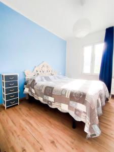 una camera con letto e pavimento in legno di Gelso a Marciana