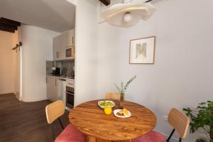 a dining room with a wooden table and chairs at Comfy Stay Barcelona Cathedral in Barcelona