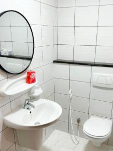 La salle de bains est pourvue d'un lavabo, d'un miroir et de toilettes. dans l'établissement Luxury Modern ONE bedroom apartment at Dubai Marina - Marina pinnacle tower, à Dubaï