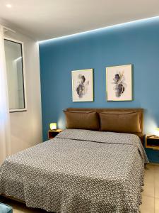 マルサラにあるLa Quieteの青い壁のベッドルーム1室、ベッド1台が備わります。