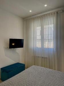 マルサラにあるLa Quieteのベッドルーム(ベッド1台、テレビ、窓付)