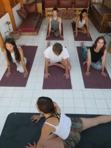 um grupo de pessoas fazendo yoga no chão em Easy Going em Imsouane