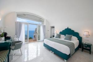ポジターノにあるVilla Francesco Luxury Suitesのベッドルーム(大型ベッド1台、大きな窓付) +37枚の写真