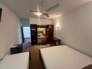 ラトゥナプラにあるSankara Resortのベッド2台とテーブルが備わる客室です。
