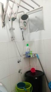 コタキナバルにあるKiena Homestay Uuc 2bilikのバスルーム(洗面台、鏡、トイレ付)